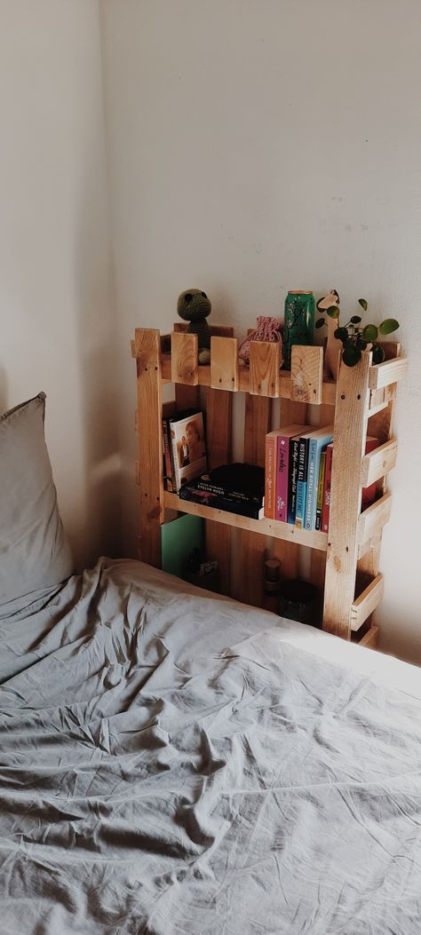 Bookshelf Made From Pallets, Diy Wood Projects Aesthetic, Pallet Shelf Ideas Bedroom, Bedside Table Pallet, Pallet Bedside Table Diy, Wood Pallet Bookshelf, Pallets Bookshelf, Bedside Table Decor Aesthetic, Palette Bookshelf