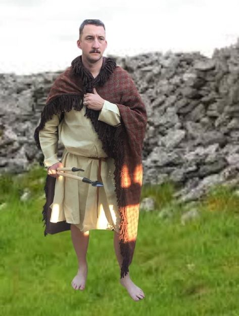 Ancient Ireland Clothing, Traditional Gaelic Clothing, Irish Traditional Clothing Male, Ancient Irish Clothing, Gaelic Dress, Historical Irish Clothing, Traditional Irish Clothing, Scotland Clothing, Medieval Ireland