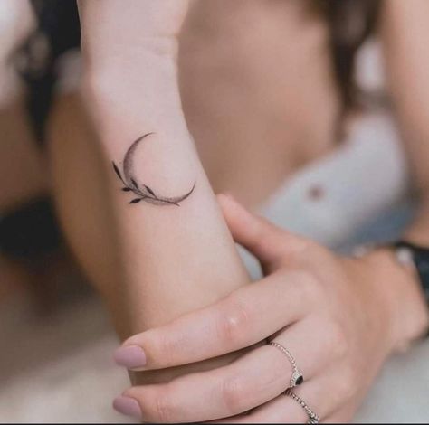 Moon Tattoo Wrist, Tattoo Sonne, Writing Tattoo, Luna Tattoo, Small Moon Tattoos, Tiny Wrist Tattoos, Moon Tattoos, Crescent Moon Tattoo, Moon Tattoo Designs