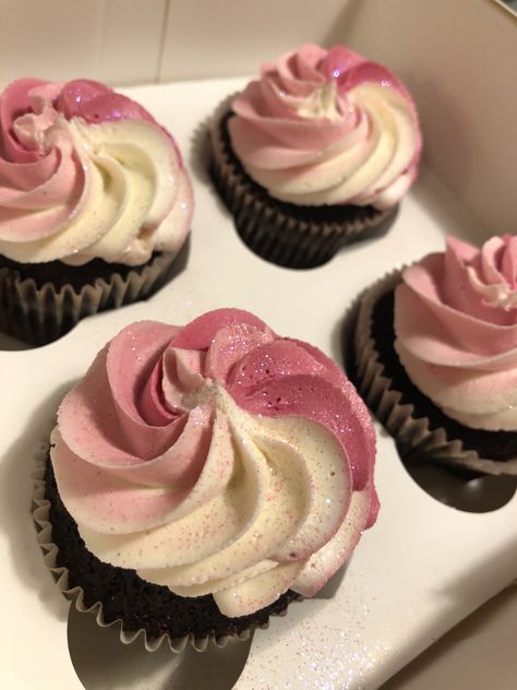 Pink ombré swirled cupcakes Black And Pink Cupcakes Birthday, Ombre Cupcakes Frosting, Pink Ombre Cupcakes, Gradient Cupcakes, Y2k Cupcakes, Pink Glitter Cupcakes, Pink Cupcake Ideas, Cupcakes With Glitter, Ombré Cupcakes