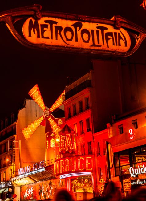 Paris nightlife - Find bars, pubs, nightclubs and discos in Paris. Paris Bars Night, Paris Clubs, Paris Clubbing, Inter Railing, Restaurant Design Ideas, Paris Nightclub, International Exchange, Paris Club, Bars In Paris