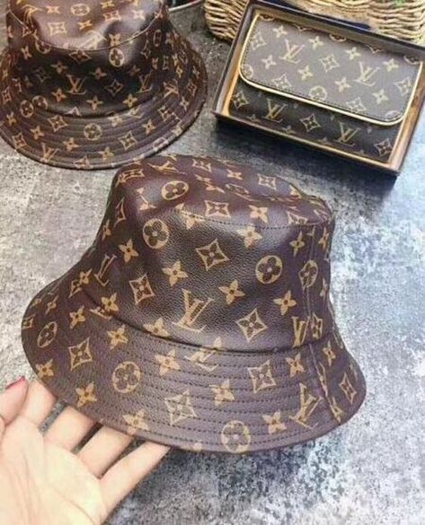 Louis Vuitton Slippers, Cute Bucket Hats, Womens Hats Fashion, Loui Vuitton, Bob Chapeau, Bucket Hat Fashion, Louie Vuitton, Louis Vuitton Hat, Luxury Hats