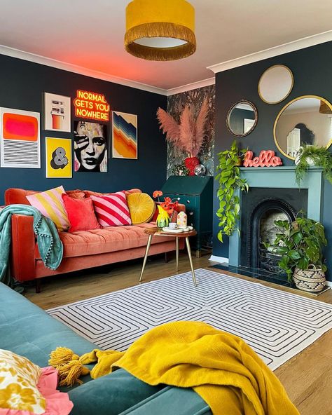 25 Super Gorgeous Hippie Apartment Aesthetic Ideas You Should Try! Apartment Decorating Artsy, Colorful Funky Living Room, Funky Eclectic Living Room, Hippy Interior Design, Maximal Minimalism Decor, Retro Aesthetic Decor, Vibey Apartment Living Room, Home Decor Maximalism, Colorful Eclectic Maximalism