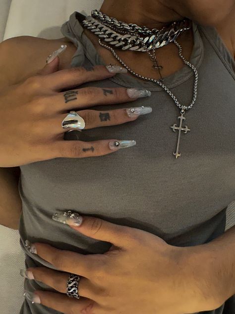 Silver And Black Jewelry Aesthetic, 2000s Fashion Jewelry, Streetwear Jewelry Aesthetic, Silver Necklaces Black Women, Chrome Jewelry Aesthetic, Silver Baddie Aesthetic, Silver Chain Stack, Y2k Aesthetic Accessories, 2000s Jewelry Aesthetic