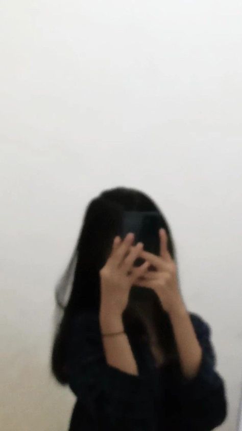 Miror Selfi Girls Dp, Lowkey Girlfriend Pictures, Miror Selfi Tumblr, Cewe Mirror, Hidden Face Aesthetic, Girls Dpz Stylish, Hands On Face, Girl Emoji, Stylish Aesthetic