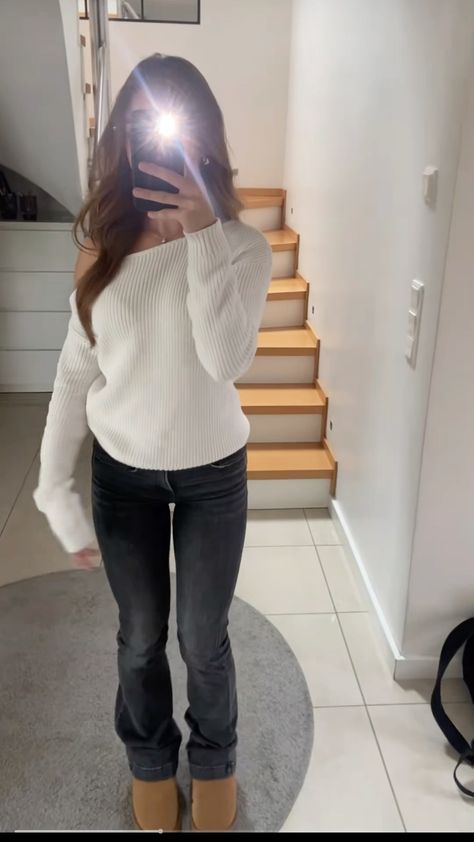 Cute Outfits Fall/winter, Winter Style For School, Cold Simple Outfits, Flare Leggings With Uggs Outfit, Fall Outfits Flared Jeans, Outfits For Flared Leggings, Flare Jeans With Sweater Outfit, Girly Outfits Comfy, Aesthetic Bootcut Jeans Outfit