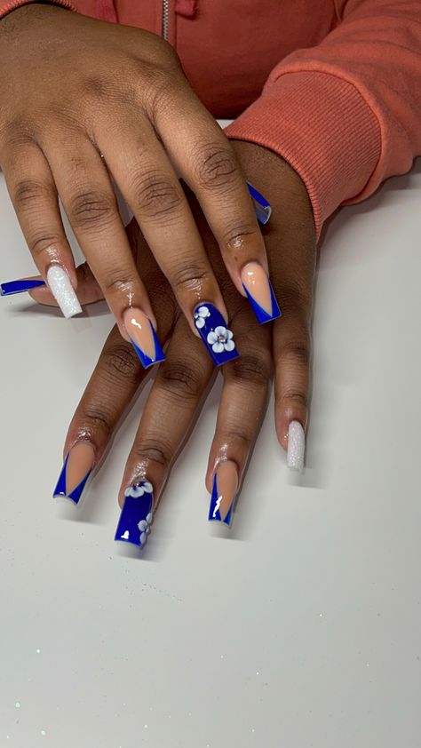 Back To School Nails Acrylic Short Blue, Blue Nail Designs Medium Length, Cute Royal Blue Nails Short, Nails Royal Blue Design, Pink Nails With Blue Design, Royal Blue Nails Acrylic Medium, Blue Nail Inspo Square, Blue And White Short Nails, Acrylic Nails Blue And White