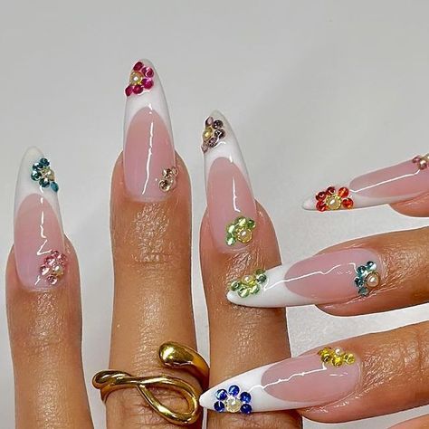 𝐧𝐚𝐢𝐥𝐬 𝐛𝐲 𝐀𝐧𝐚𝐥𝐲𝐬𝐬𝐞 𝐇𝐞𝐫𝐧𝐚𝐧𝐝𝐞𝐳 | 𝐋𝐀 on Instagram: "⛓️ baby diamond flowers ✨🌼 • • • inspo: ?" Gem Flowers Nails, Jewel Flower Nails, Flower Gem Nail Designs, Diamond Flower Nails, Nails By Analysse, Almond Nails With Gems Rhinestones, Colorful Gem Nails, Tiny Flower Nails, Summer Nails With Gems