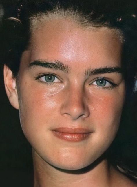 Brooke Shields photographed in the 1980s Brooke Shields Cosmopolitan, Brooke Shields Brows, Brooke Shields No Makeup, Brooke Shields Look Alike, Brooke Shields Eyebrows Tutorial, Brooke Shields Makeup Tutorial, Brooke Shields Side Profile, Brooke Shields Calvin Klein, Brooke Shields Face