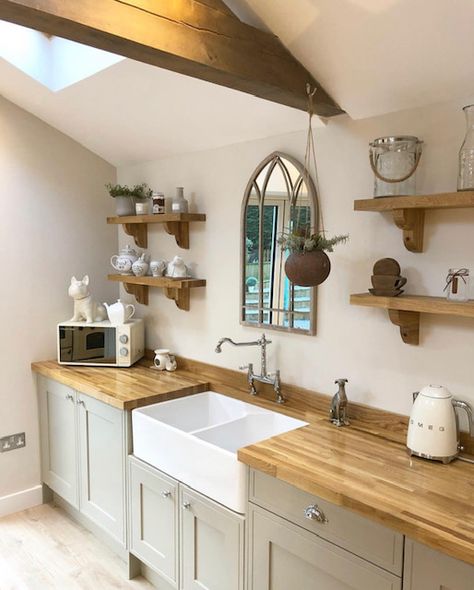 Worktops Kitchen, Kitchen Decor Pictures, Wooden Worktops, Country Cottage Kitchen, Small Cottage Kitchen, Decoration Pictures, Farmhouse Kitchen Design, Cottage Kitchens, Kitchen Worktop