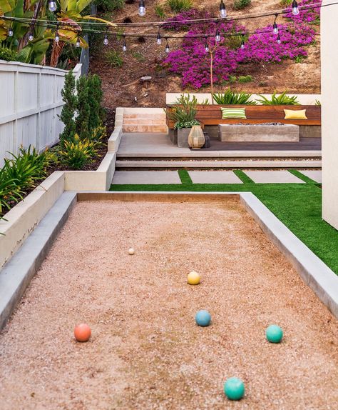 A modern yard with a raised seating area and fire pit, and a bocce court. Modern Yard Design, Dining Pergola, Bocce Court Backyard, Artificial Turf Backyard, Outdoor Firepits, Turf Backyard, Backyard Landscape Design, Contemporary Landscape Design, Landscape Stairs