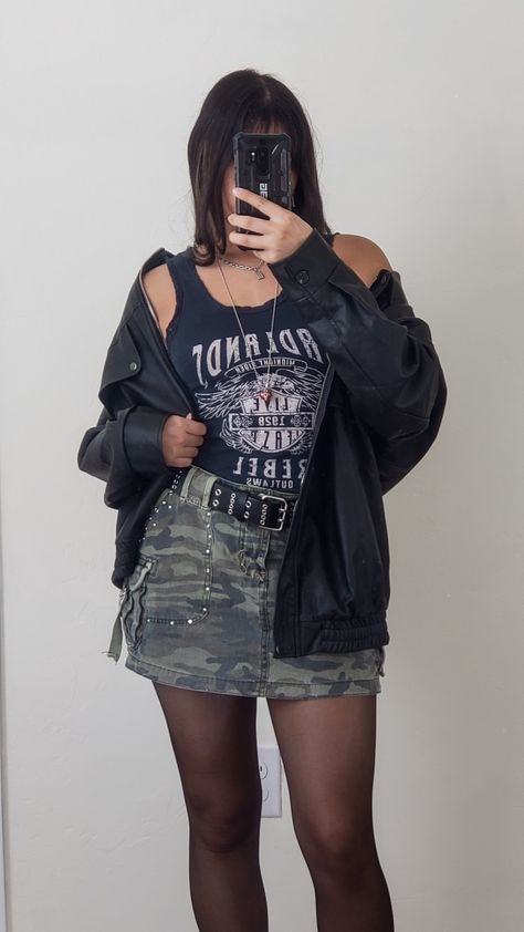 Oversized Jacket Outfit Grunge, Camo Grunge Outfits, Camo Skirt Outfit Ideas, Army Skirt Outfit, Camo Mini Skirt Outfit, Camouflage Skirt Outfit, Oversized Leather Jacket Outfit, Camo Skirt Outfit, Ruffled Skirt Outfit