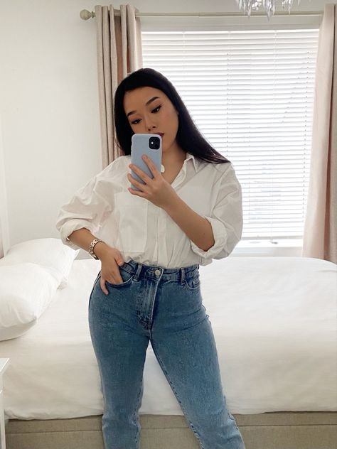 White shirt outfit women, blue jeans outfit womens, blue jeans, oversized white outfit, spring summer outfit inspiration, spring outfit 2021, casual outfit 2021, off duty outfit, smart casual outfit womens Summer Smart Casual, Smart Casual Jeans, Off Duty Outfits, White Shirt Outfits, Blue Jean Outfits, Smart Casual Outfit, Summer Outfit Inspiration, White Outfits, Off Duty