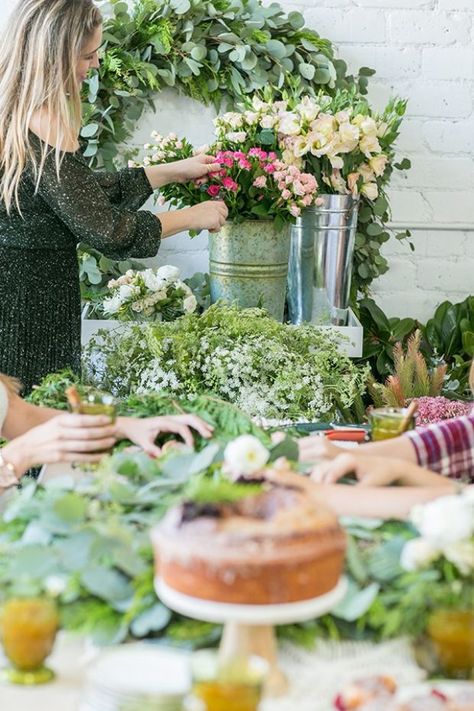 Entertaining Christmas, Wreath Making Party, Wreath Party, Diy Christmas Party, Entertaining Tips, Flower Farming, Patio Wedding, Floral Diy, Picking Flowers