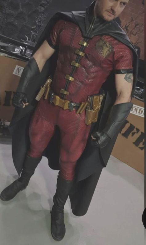 Realistic Superhero Costumes, Dc Cosplay Men, Red Robin Suit, Dc Red Hood Suit Design, Red Hood Gotham Knights Suits, Robin Suit, Gay Costume, Realistic Costumes, Robin Cosplay