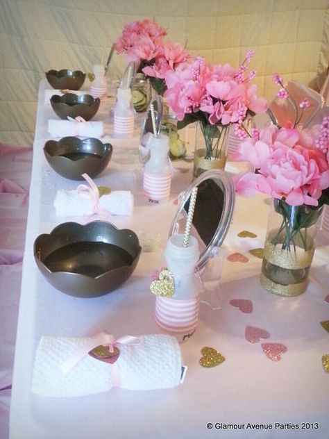 Pretty table settings at a Pink Gold Spa Party (love the bowls!) Facial Party Ideas, Facial Party, Spa Birthday Party Ideas, Girls Pamper Party, Spa Sleepover, Kosmetyki Mary Kay, Product Demonstration, Spa Day Party, Themed Birthday Party Ideas