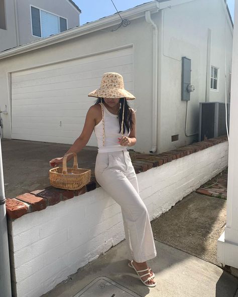 white outfit | spring outfit inspo | lack of color hat | bucket hat outfit | minimal outfit Lack Of Color Bucket Hat, Lack Of Color Hat, Bucket Hat Outfit, Outfit Minimal, Hat Outfit, Lack Of Color, Minimal Aesthetic, Minimal Outfit, White Outfit