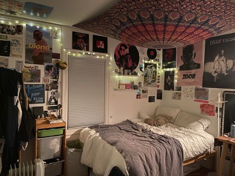 Aesthetic Bedrooms, Mental Space, Room Arrangement, Room Things, Future Bedroom, College House, Chill Room, Makeup Room Decor, Room Stuff