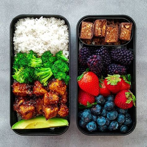 Vibrant bento box lunch ☉. On the left I have white rice, steamed broccoli, crispy teriyaki tofu, and avocado, and on the right berries,… Vegan Bento, Tofu Broccoli, Rice Recipes For Dinner, Vegan Lunches, Makanan Diet, Vegan Meal Prep, Diet Keto, Vegan Lunch, Lunch Boxes