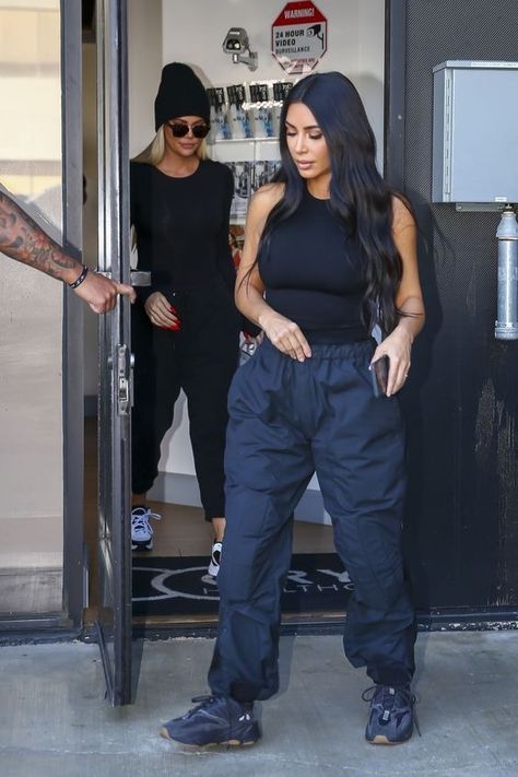 Clean Sleek Outfits, Kim Kardashian Outfits Street Styles, Kim Kardashian Winter Outfits, Kardashian Streetwear, Skims Outfit Ideas, Kim Kardashian Style Casual, Kim Kardashian Street Style, Kardashian Casual Outfit, Kardashian Aesthetic