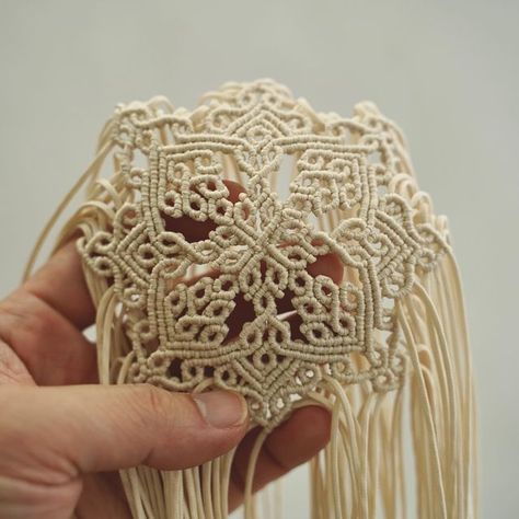 Macrame Grida, Macrame Accessories, Macrame Mandala, Macrame Tutorials, Macrame Knots Tutorial, Macrame Lace, Small Macrame, Diy Weaving, Macrame Patterns Tutorials