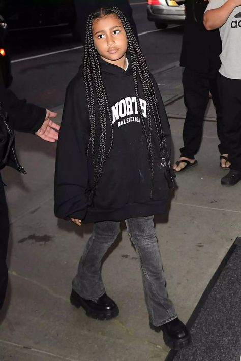 Balenciaga Street Style, North West Outfits, North West Kardashian, Kim Kardashian Braids, Prada 2022, Kim Kardashian And North, Kim And North, Street Style 2022, Balenciaga Hoodie