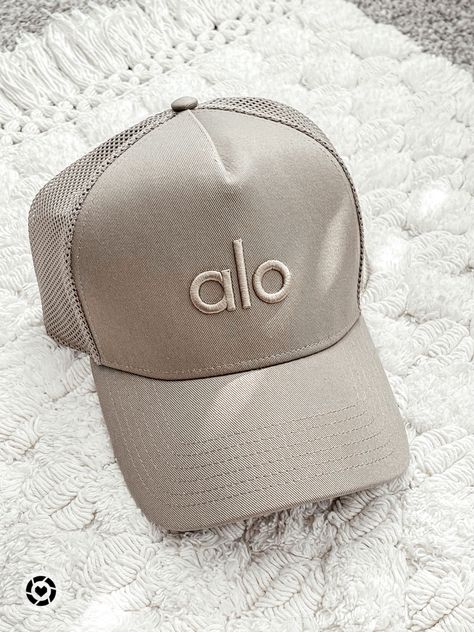 Neutral Trucker Hat, Alo Yoga Hat Outfit, Alo Trucker Hat, Alo Hats, Alo Yoga Hat, Alo Hat Outfits, Cute Trucker Hats For Women, Alo Cap, Gym Hats