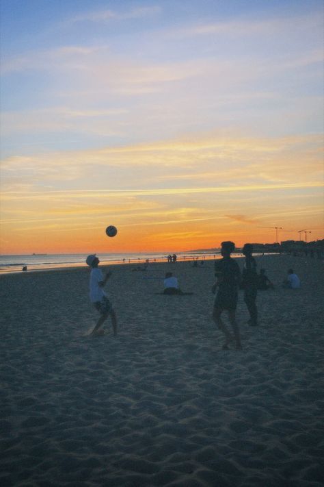 #beach #sunset #friends #summer #altinha #colorful #aesthetic #playing #cool #fun #sand #ocean #portugal #boys Volleyball Boys Aesthetic, Beach With Friends Aesthetic, Boy Summer Aesthetic, Beach Boy Aesthetic, Ideas Fotos Aesthetic, Poseidon Cabin, Henry Martin, Beach Football, To Do At The Beach