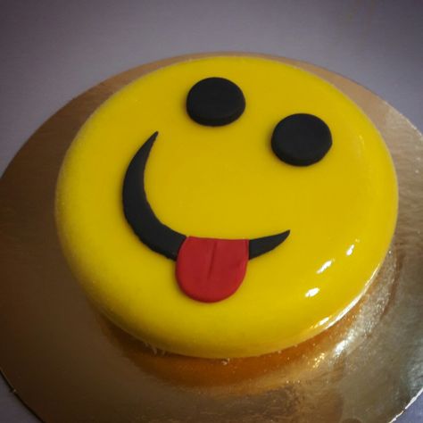 Smiley cake Smiley Cake Designs, Playdough Cake, Smiley Cake, Emoji Cake, Rhubarb Cake, Zucchini Cake, Cake Decorating Frosting, Rhubarb Recipes, Smiley Faces