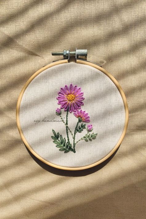 Handkerchief Embroidery, Embroidery Jeans Diy, Aster Flowers, Embroidery Napkins, Hand Embroidery Patterns Free, Simple Hand Embroidery Patterns, Diy Embroidery Designs, Diy Embroidery Patterns, Bead Embroidery Patterns