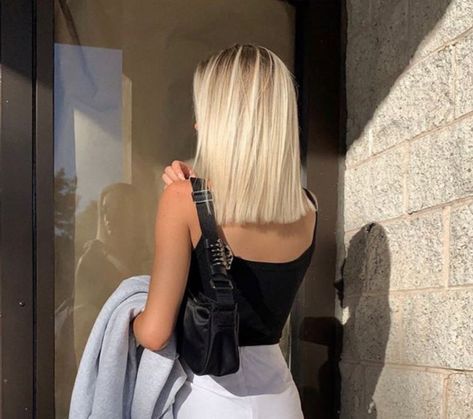 Long Bob Hairstyles For Fine Hair 2023, Blonde Haircuts Straight Hair, Medium Bright Blonde Hair, Blonde One Length Hair, Blond Hair Shoulder Length, Short Butter Blonde Hair, Short Blonde Hair Summer, Short Blonde Thick Hair, Medium Short Blonde Hair Straight