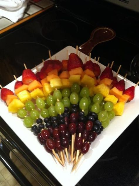 Fragrant And Fabulous Fruit Arrangement Ideas - Bored Art Decorações Com Comidas, Fruit Skewers, Fruit Kabobs, Fruit Arrangements, Party Food Platters, Arrangement Ideas, בר מצווה, Shower Food, Snacks Für Party