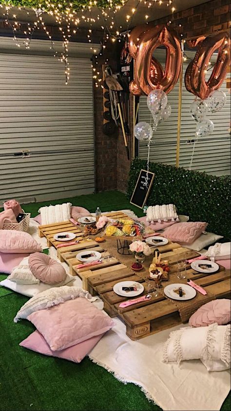 Backyard Parties Ideas, Backyard Party Foods, Graduation Party Ideas Backyard, Backyard Party Outfit Summer, Dinner Party Backyard, 2023 Graduation Party Ideas, Backyard Party Setup, Cocomelon Party Ideas, Picnic Party Decorations