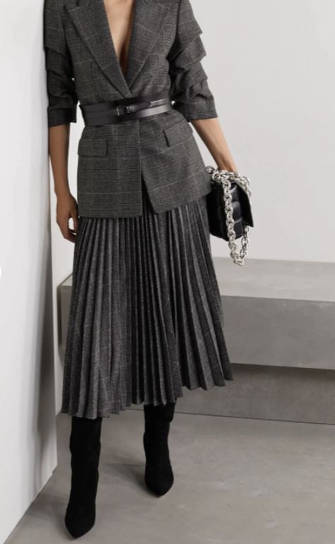 Pleated Skirt Outfit, 일본 패션, Mode Chanel, Long Skirt Outfits, Chic Holiday, Chique Outfits, Looks Chic, 가을 패션, Winter Fashion Outfits