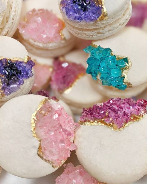 40th Birthday Macarons, Crystal Birthday Party Theme, Geode Desserts, Crystal Party Theme, Pastel Snacks, Geode Macarons, Geode Cupcakes, Gemstone Cookies, Crystal Cookies