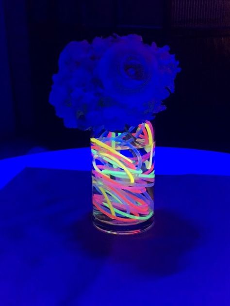 Black Light Dinner Party, Neon 21st Party Birthday Ideas, Neon Prom Theme Centerpieces, Neon Flower Centerpieces, Dance Party Centerpieces, Sweet 16 Glow In The Dark Party Ideas Decoration, Glow In The Dark Table Centerpiece, Neon Party Table Centerpieces, Classy Neon Party