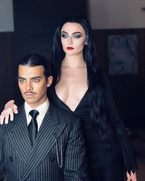 Joe Jonas and Sophie Turner for Halloween Mortisha Adams Make Up, Morticia And Gomez Addams Costume, Sophie Turner Tattoo, Celebrity Couple Costumes, Ideas Carnaval, Morticia And Gomez Addams, Meme Costume, Halloween Parejas, Best Couples Costumes