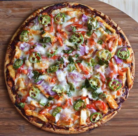 Tandoori Chicken Pizza - Pepper Delight #recipe #pizza #tandoori #july4 Authentic Tandoori Chicken Recipe, Tandoori Chicken Pizza, Unique Pizza Recipes, Indian Pizza, Pollo Tropical, Pepper Pizza, Chicken Delight, Pizza Pictures, Chicken Buffalo