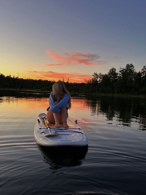 Sunset Paddle Boarding, Dock Ideas Lakeside Pictures, Lake Photo Inspiration, Paddle Board Poses, Poses For Lake Pictures, Waterski Aesthetic, Pattle Boarding Aesthetic, Photo Insta Aesthetic, Lake Poses Instagram Bikinis