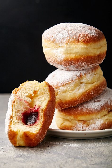 Donut Recipe Easy, Make Donuts At Home, Jelly Donuts Recipe, Donuts At Home, Hanukkah Recipes, Jelly Donuts, Donut Ideas, Farm Diy, Jewish Holiday Recipes