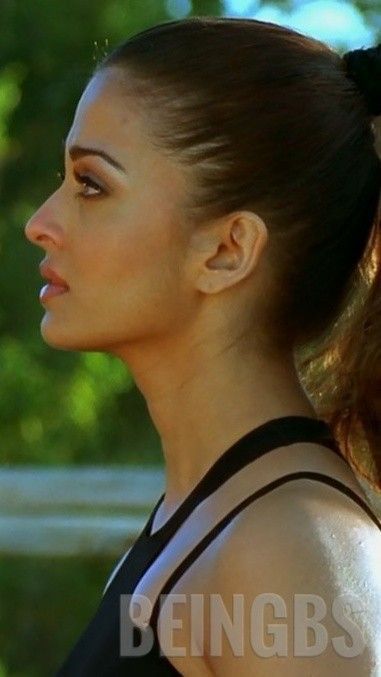 Aishwarya Rai Old Pics, Aishwarya Rai Side Profile, Perfect Face Shape, Aishwarya Rai Makeup, ऐश्वर्या राय, Aishwarya Rai Pictures, Indian Eyes, Old Film Stars, Bridal Hair Buns