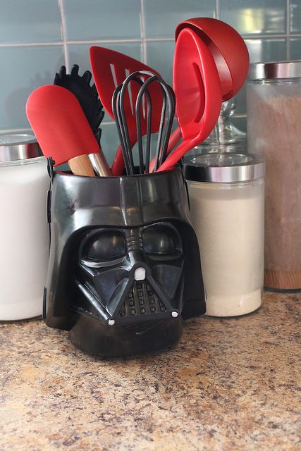 Darth Vader kitchen utensil holder from a kids bucket/pail. Going to start looking out for these around Halloween/Easter. :) Star Wars Kitchen, Mega Pokemon, Star Wars Decor, Dark Vador, Star Wars Love, Kitchen Utensil Holder, Kitchen Utensil, Decor Guide, Geek Out