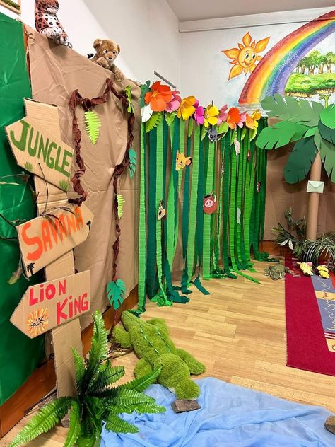 Jungle Library Theme, Jungle Parade Float, Jungle Preschool Theme, Nature Projects For Kids, Jungle Hallway, Fake Tree Diy, Rainforest Decorations, Jungle Classroom Theme, Jungle Backdrop