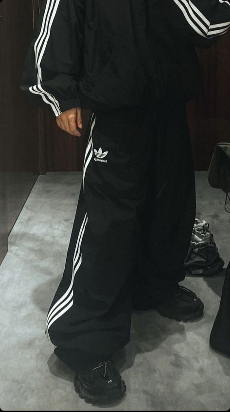 Trackpants Adidas Outfit, Hiphop Style Outfits, Adidas Pants Outfit, 90s Fashion Men, Pants Adidas, Adidas Tracksuit, Baggy Clothes, Mens Outfit Inspiration, Fire Fits