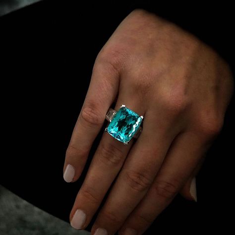 Jochen Leën on Instagram: “Paraiba Tourmaline vs Platinum & Diamonds” Blue Tourmaline Ring, Paraiba Tourmaline Ring, Paraiba Tourmaline, Blue Tourmaline, Tourmaline Ring, Favorite Rings, Pretty Jewellery, Sapphire Ring, Tourmaline