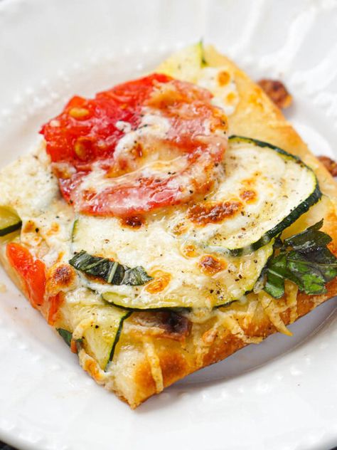 Easy Zucchini Flatbread Recipe | 15 minute veggie dinner or app! Zucchini Flatbread, Zucchini Goat Cheese, Goat Cheese Flatbread, Vegetable Couscous Salad, Goats Cheese Flatbread, Flatbread Pizza Recipes, Zucchini Tomato, Cheese Flatbread, Garden Tomatoes