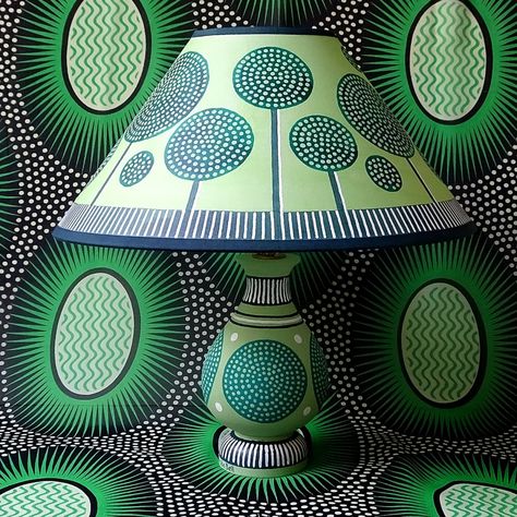 Lamp painted in Annie Sloan chalk paint with a geometric green design Cressida Bell, Anne Sloan, Painting Bathtub, Painting Lamp Shades, Using Chalk Paint, Room Wall Painting, Geometric Floor, Leftover Paint, Diy Chalk Paint