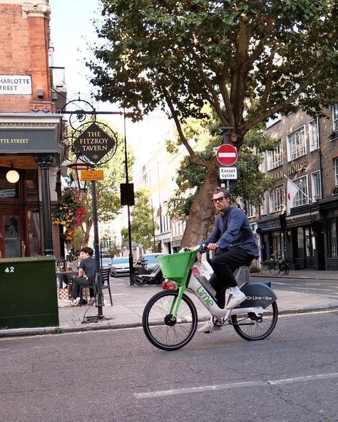 HSD ☀️ on X: "Harry riding a bike in London last month - August 28 📸 andreharry https://t.co/W88ei4xyTp" / X Harry Styles House London, Harry Styles House, Harry Styles London, Harry Styles Cute, Online Friends, Harry Styles Photos, Mr Style, King Of My Heart, Treat People With Kindness