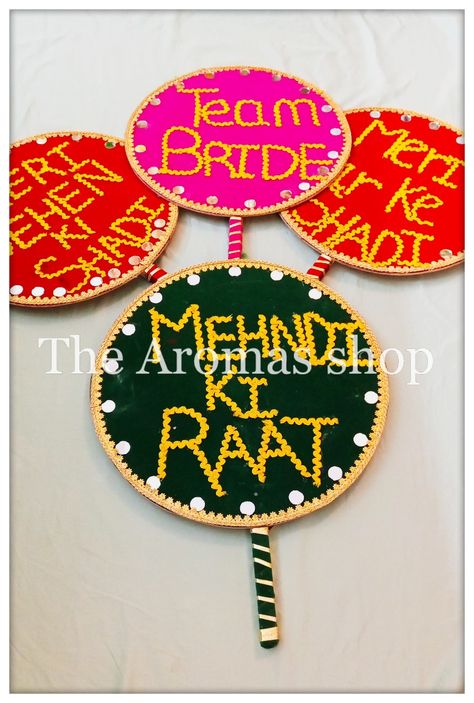 Mehndi Props Ideas For Bride, Haldi Props Ideas For Bride, Mehndi Decor Diy, Haldi Props Ideas, Simple Home Wedding Decor, Shadi Props, Haldi Cake Design, Mehndi Props Ideas, Mehndi Plates Decoration