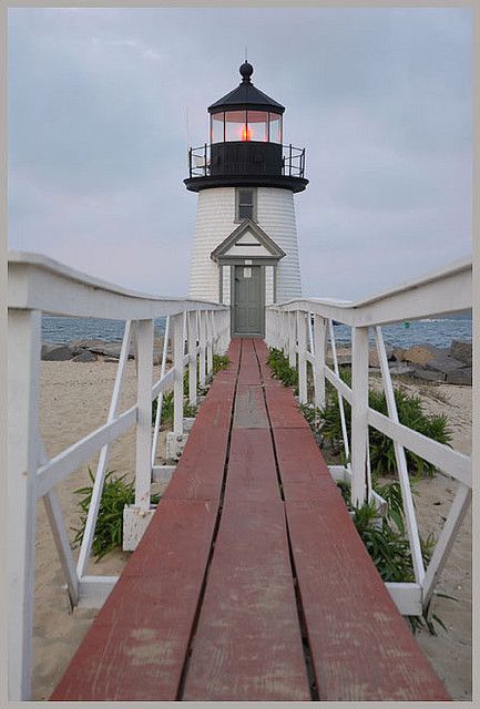 Nantucket Beach House, Nantucket Aesthetic, Cape Cod Landscaping, Brant Point Lighthouse, Lighthouse Photography, Cape Cod Summer, Lighthouses Photography, Seaside Style, Point Light